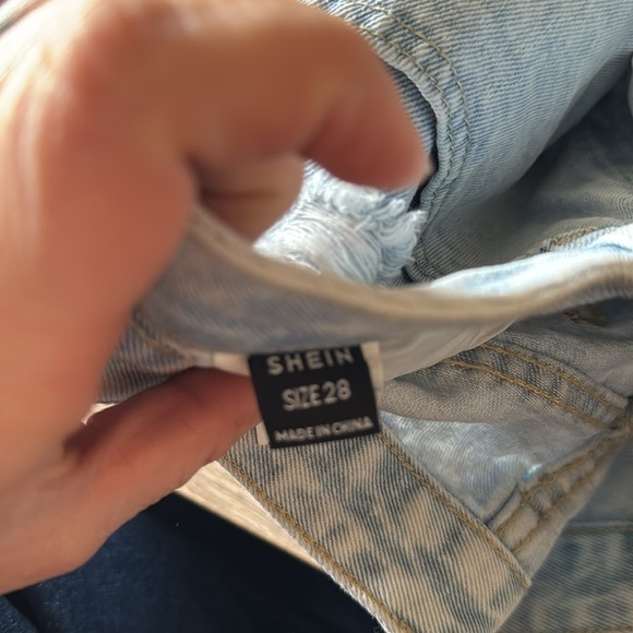 Ultra High-Waisted Distressed Light Wash Denim Shorts Size 28 - Picture 5 of 6